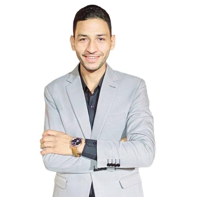 التميز الأكاديمي والوسائل الحديثة يرسمان مسيرة معلم رياضيات واعد